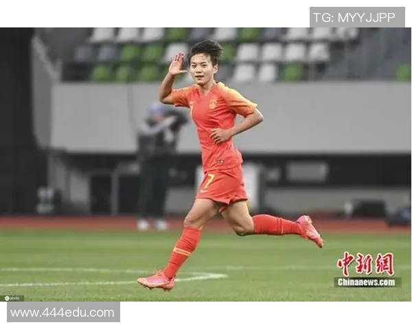中国女生与足球明星的浪漫故事揭示了爱与梦想的交织与追求